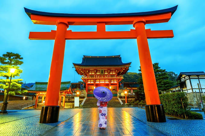 Torii tradizionale davanti a un tempio